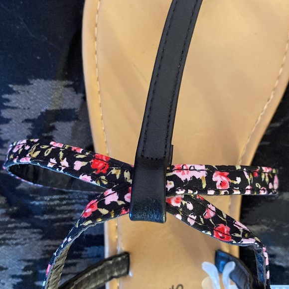 dELiA*s size 6, open toed sandals - Picture 2 of 4